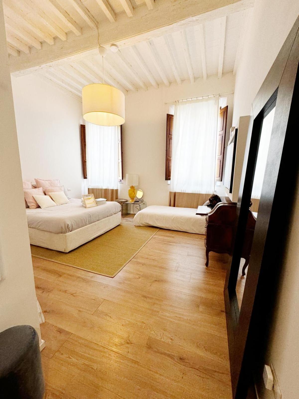Boutique Room - Centro Storico 20 Min Da Firenze เอมโปลี ภายนอก รูปภาพ