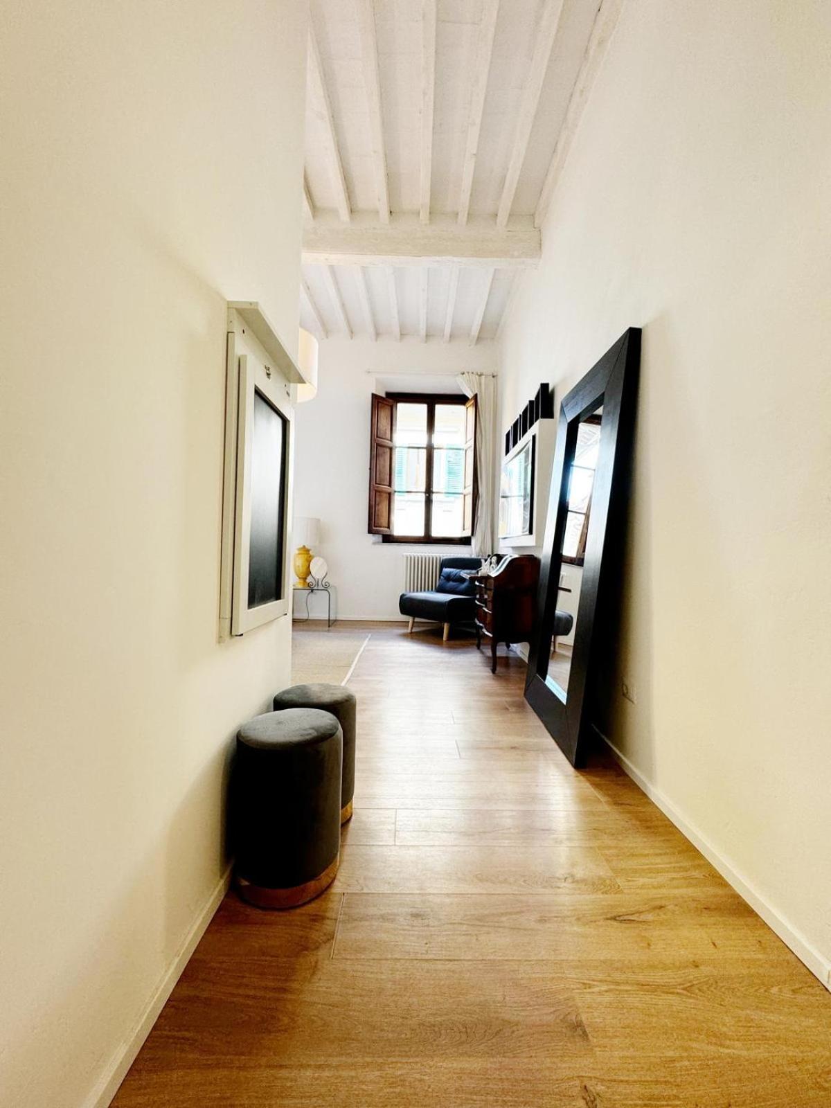 Boutique Room - Centro Storico 20 Min Da Firenze เอมโปลี ภายนอก รูปภาพ